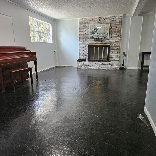 Building Photo - 5 bedroom/2 bath split-level home