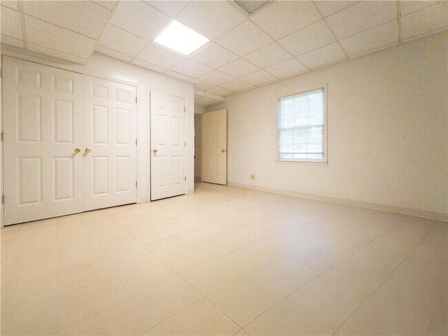 Building Photo - 965 Millbrook Ct