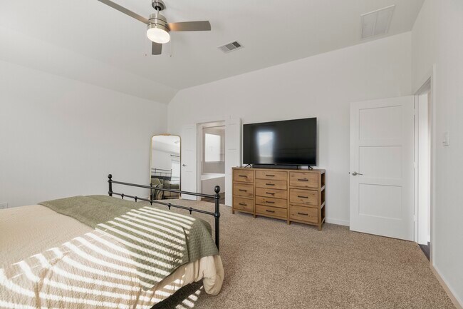 Building Photo - 573 Newcomb Holw Dr