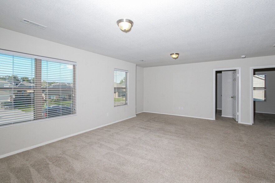 Building Photo - 2711 Wyandotte Ave