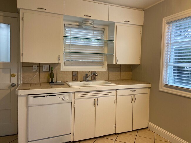 Building Photo - Wonderful Cottage 3 Blocks from Beaverton HS and downtown Beaverton