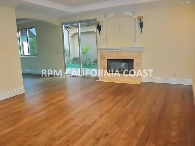 Building Photo - 2320 Marshallfield Ln