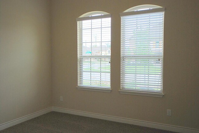 Building Photo - 5623 S Denham Ridge Ln