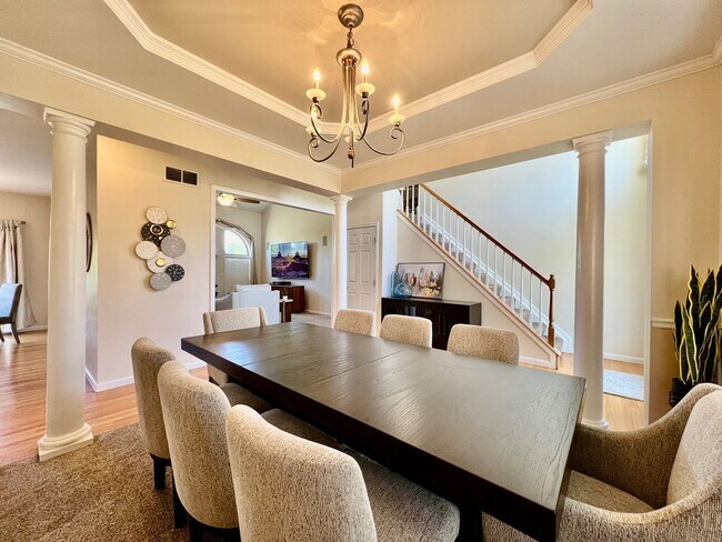 Building Photo - Large executive home in pool community Mas...