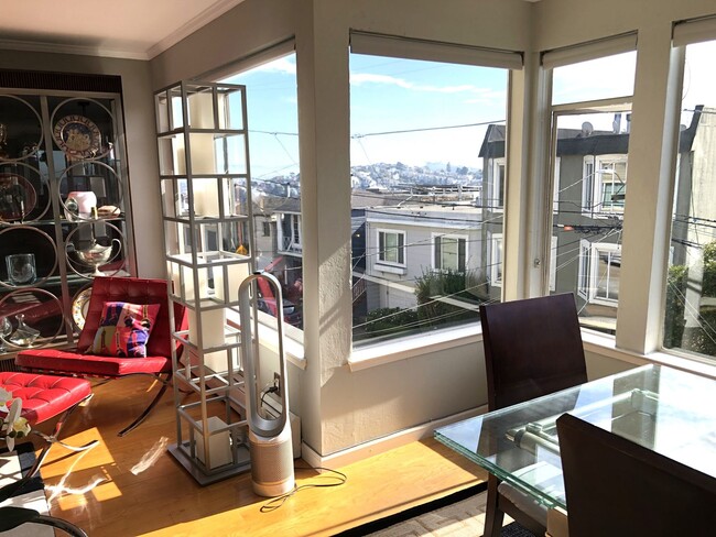 Building Photo - Elegant & Expansive Furnished 3 Bedroom/2 ...