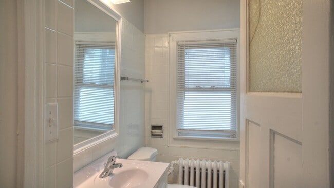 Building Photo - Murray Upper Flat