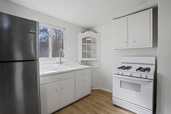 Building Photo - 117 River Ave