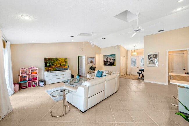 Building Photo - 7661 W Country Club Blvd