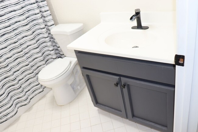 Building Photo - 5 Bedroom, 2 Bathroom