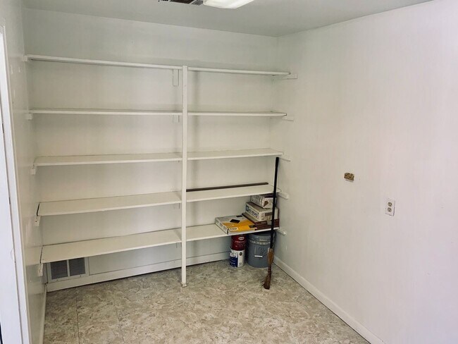 Building Photo - Immaculate home in Broadmoor