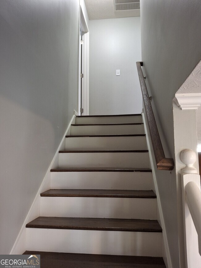 Building Photo - 235 Vaness Dr