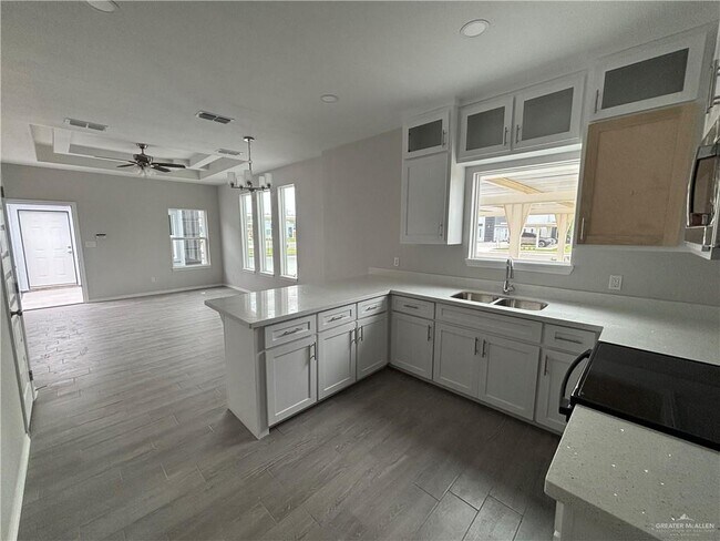 Building Photo - 905 Deluxe St