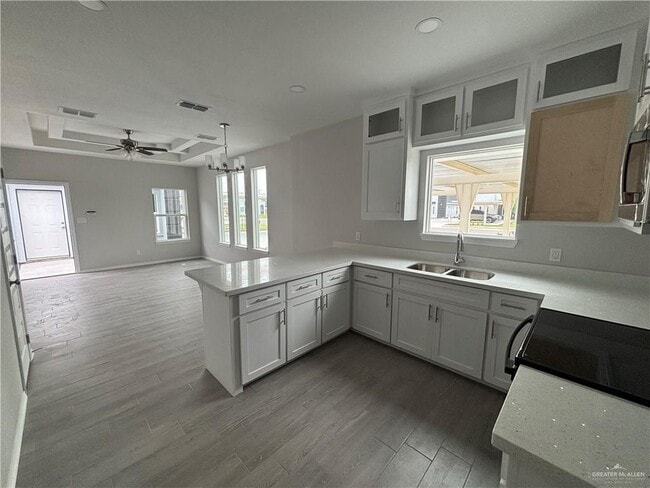 Building Photo - 909 Deluxe St