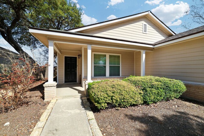 Building Photo - ***MOVE IN SPECIAL ONE WEEK FREE***Sophisticated Living Near Bamberger Nature Trails