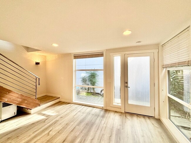 Building Photo - bright and cozy 2b2b townhouse