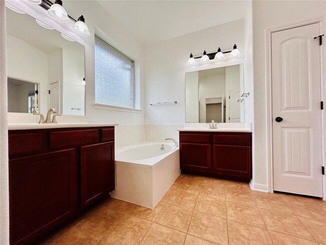 Building Photo - 240 Fort Mabry Loop