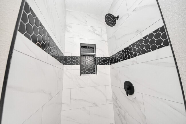 Building Photo - 1410 Long View Dr