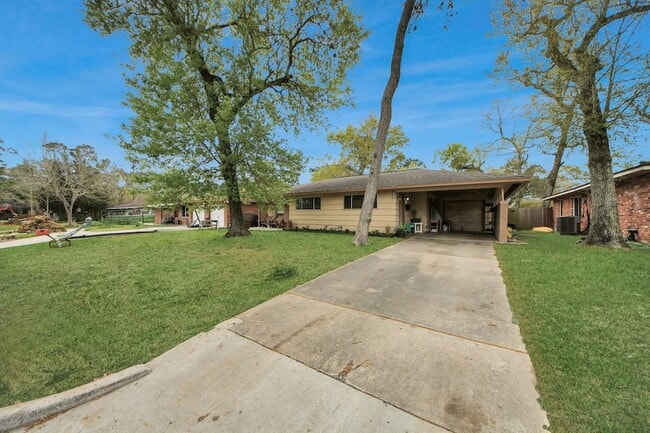 Building Photo - 2806 Oak Dr