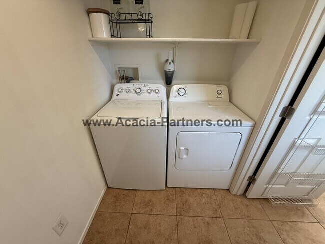 Building Photo - Spacious Three Bedroom Home