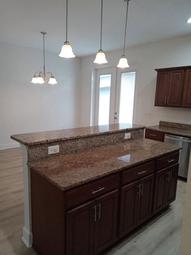 Building Photo - Spacious 4-Bedroom 2 Bathroom Apartment fo...