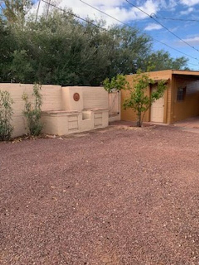 Building Photo - 2 Bedroom with Concrete Floors!