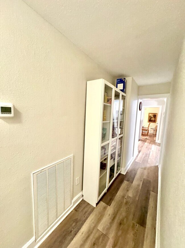 Building Photo - Beautiful 4 bed/3 bath home on large corne...