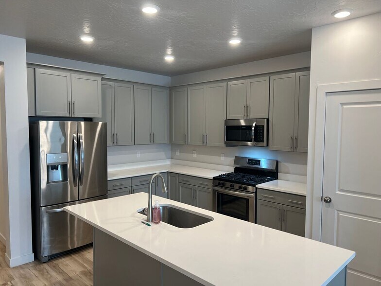 Building Photo - 393 Watercress Dr