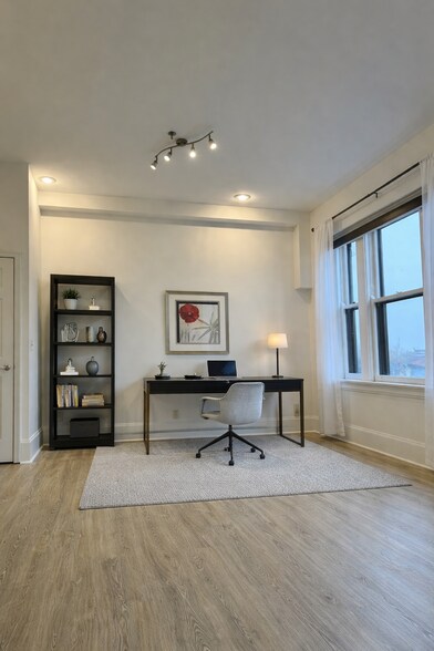 Building Photo - 803 E 6th St