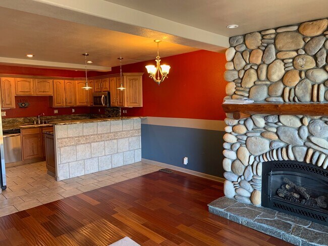 Building Photo - Secure your boat dock before summer!  Unfurnished 3 bed, 2 bath condo with marina and mountain vi...