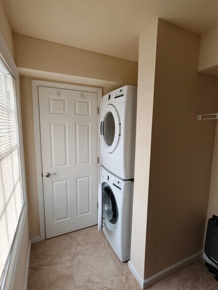 Building Photo - 4945 Coquina Key Dr SE
