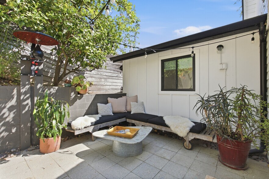 Building Photo - 8555 Walnut Dr