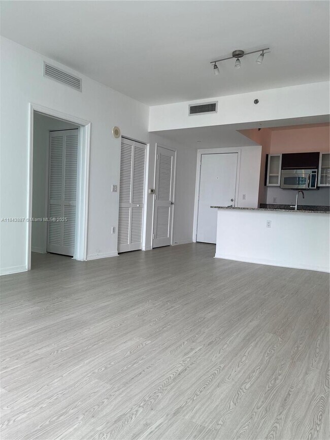 Building Photo - 951 Brickell Ave