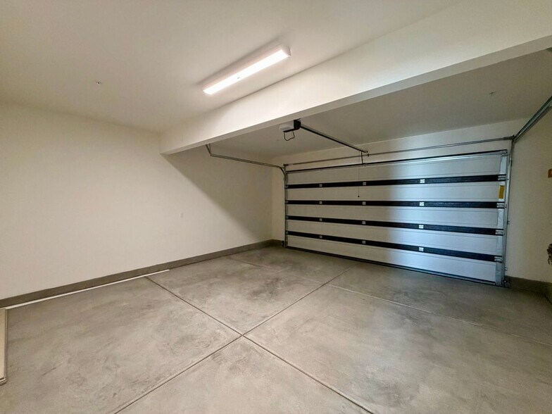 Building Photo - 9643 Babaco St