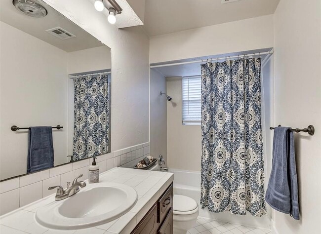 Building Photo - 1218 E Boyd St