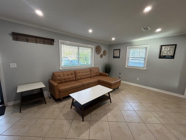 Building Photo - 405 Kingston Rd