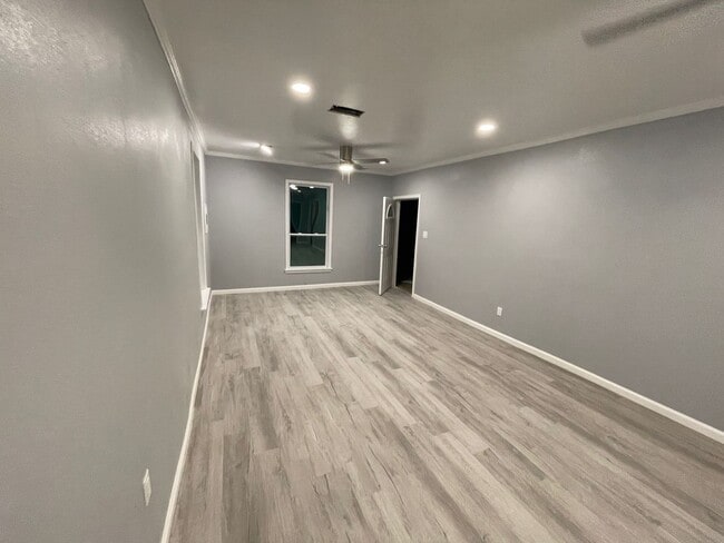 Building Photo - 3 bedrooms 2 baths - Only $1500 Per Month