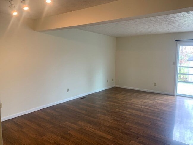 Building Photo - 1300-1302 S Hickory Grove Lane