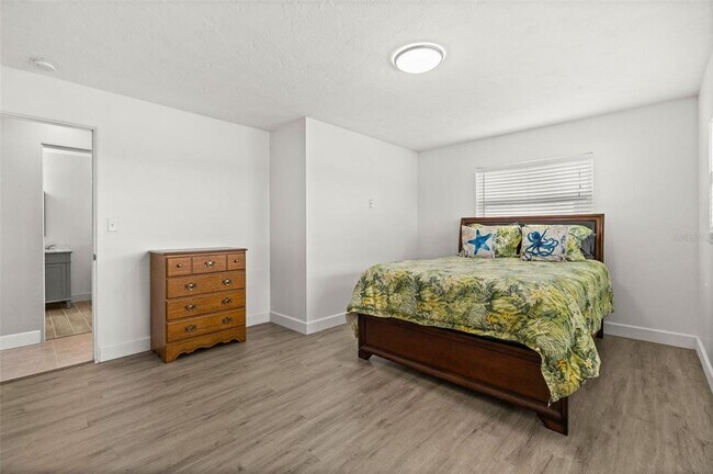 Building Photo - 710 116th Ave