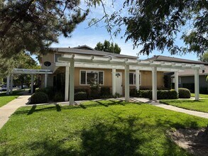 Building Photo - 2112 Chrysler Dr