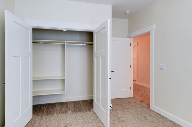 Building Photo - 2875 W Cody Dr