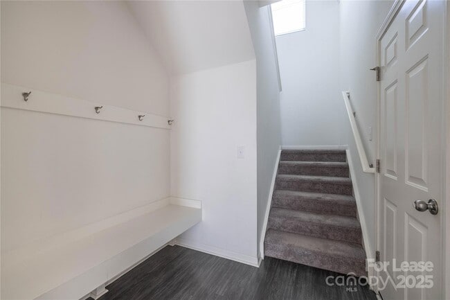 Building Photo - 710 Yorkshire Dr