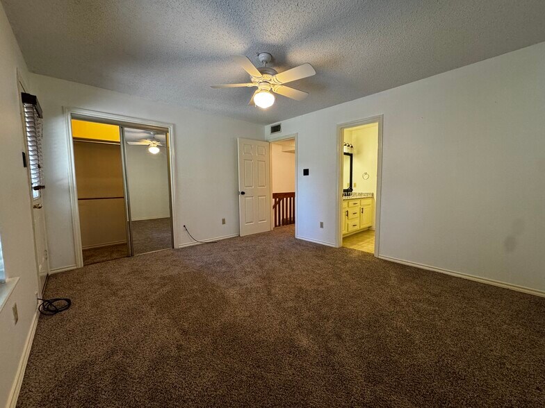 Building Photo - 2058 Owasso St