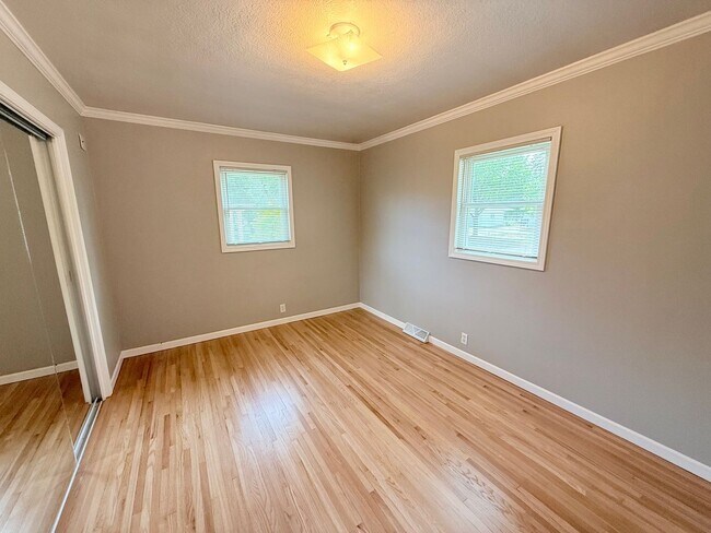 Building Photo - Spacious 4 Bed, 2 Bath Home – Perfect for Families or Roommates