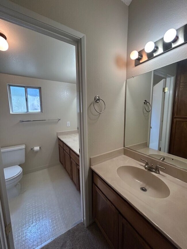Building Photo - Charming 3 Bedroom, 2.5 Bathroom Condo in ...