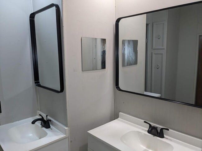 Building Photo - 12100 Lullingstone Rd