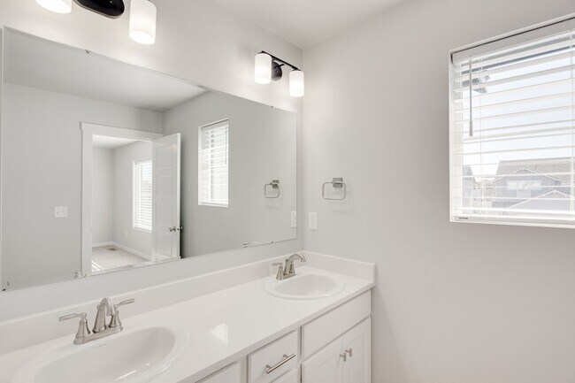 Building Photo - This 3 bedroom/2.5 bath townhome is ready for you!