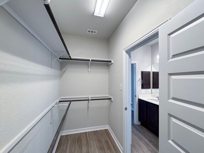 Building Photo - 9306
