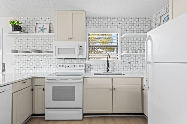 Building Photo - Cute fully furnished 1-Bedroom Codo in Sea...