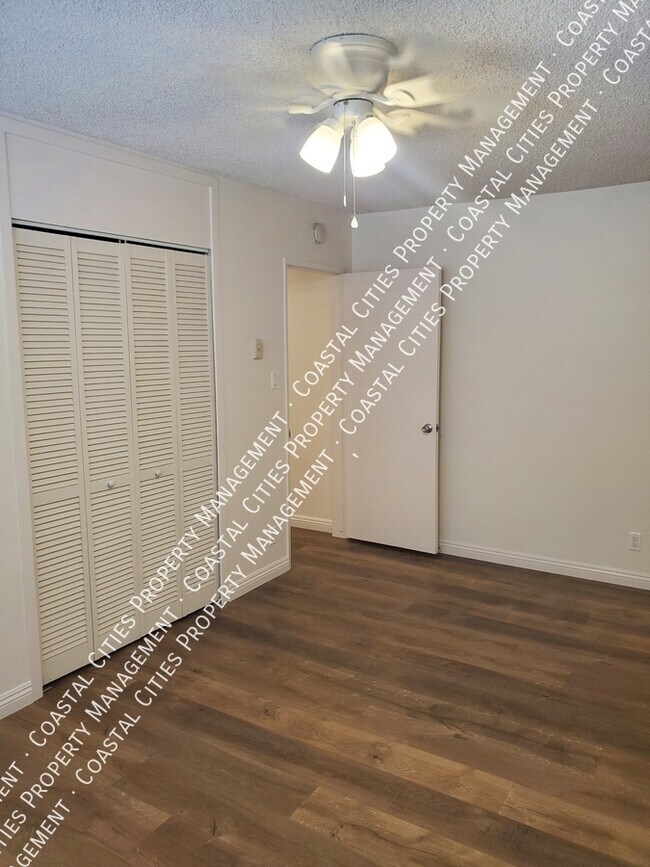 Building Photo - 371 Newport Ave