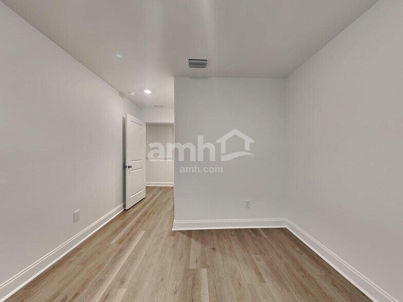 Building Photo - 5500 Front St